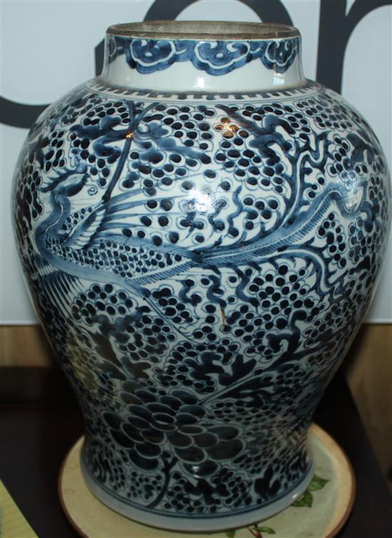 A Chinese blue and white jar baluster jar, 19th century, 32cm